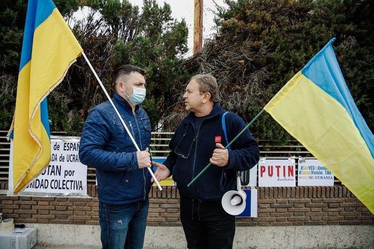 Dous homes con bandeiras nunha concentración ante a embaixada rusa en Madrid. Carlos Luján - Europa Press