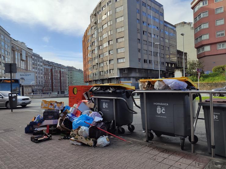 As rúas da Coruña levan varios días cos colectores cheos e o lixo polas beirarrúas / Europa Press.