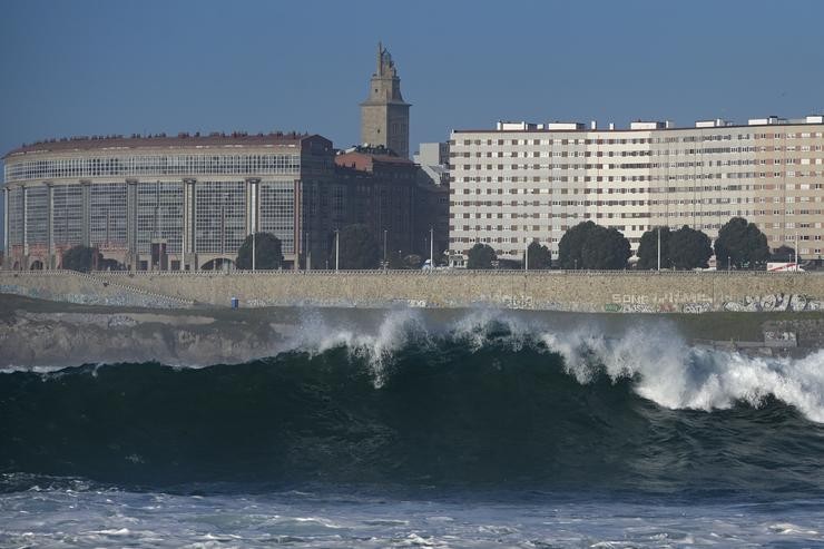 Forte ondada e tempo anticiclónico, a 21 de febreiro de 2022, na Coruña, Galicia (España).. M. Dylan - Europa Press / Europa Press