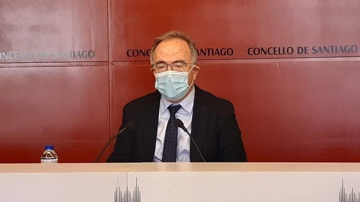O alcalde de Santiago de Compostela, Xosé Sánchez Bugallo, durante a rolda de prensa deste venres no Pazo de Raxoi.. CONCELLO DE SANTIAGO DE COMPOSTELA 