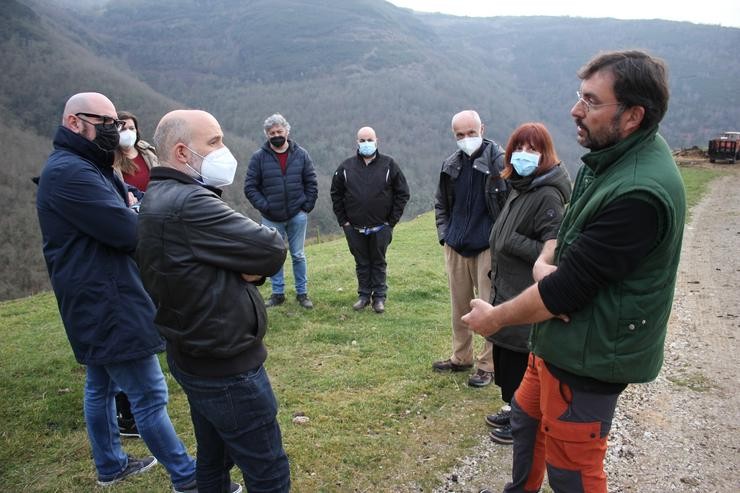 O deputado do BNG, Néstor Rego, visita unha explotación extensiva de cabras e ovellas en Samos (Lugo). BNG / Europa Press