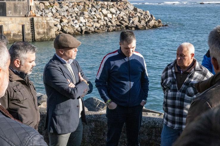 O eurodeputado de Vox, Jorge Buxadé, con mariñeiros en Malpica (A Coruña). VOX / Europa Press