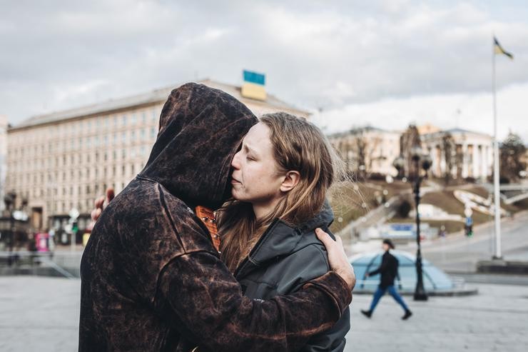 Unha parella abrázase, na Praza Maidán, a 26 de febreiro de 2022, en Kiev (Ucraína), cando as tropas rusas invaden o país / Diego Herrera - Europa Press.