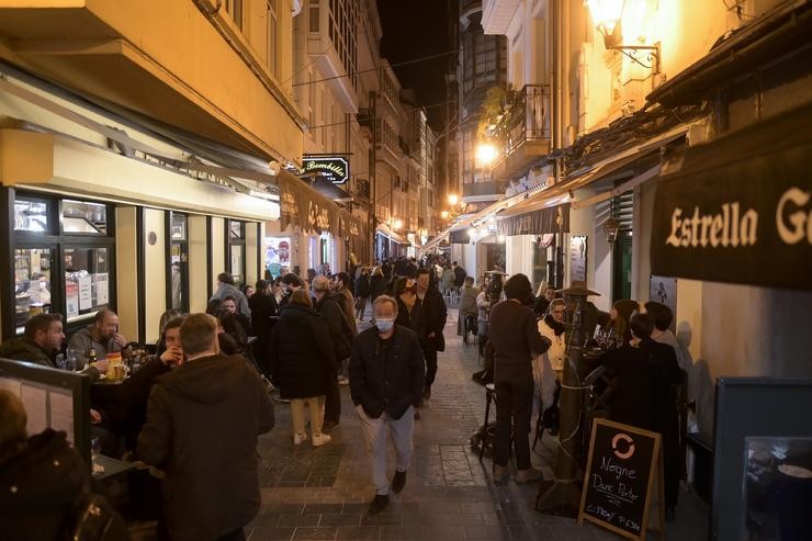 Cidadáns nunha zona de canas/copas a 11 de febreiro de 2022, na Coruña. M. Dylan - Europa Press / Europa Press