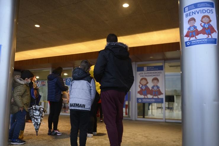 Varios nenos acompañados dos seus pais, á súa chegada ao recinto feiral Expourense para ser vacinados, a 4 de xaneiro de 2022, en Ourense. Rosa Veiga - Europa Press - Arquivo