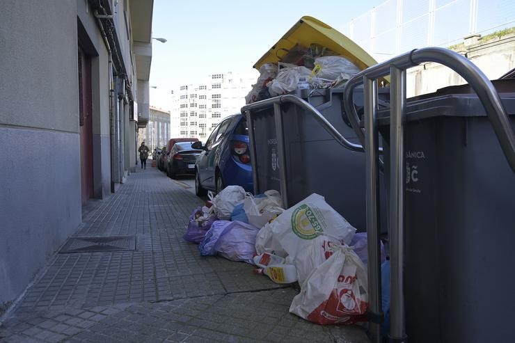 Colectores sobordan de lixo no barrio de Monte Alto da Coruña pola falta do servizo de recollida de lixo tras a terceira madrugada de incidentes polo conflito do lixo, a 25 de febreiro de 2022, na Coruña. M. Dylan - Europa Press 