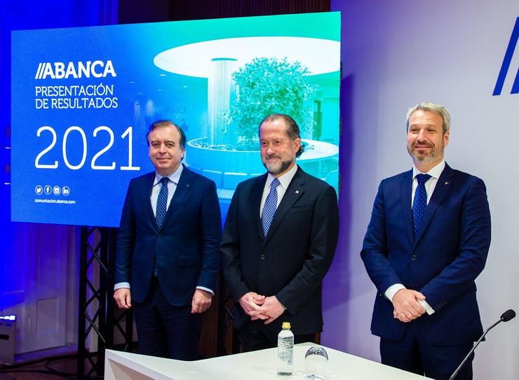 De esquerda a dereita, o conselleiro delegado de Abanca, Francisco Botas; o presidente, Juan Carlos Escotet; o director xeral financeiro, Alberto de Francisco Guisasola, durante a presentación dos resultados de 2021. ABANCA / Europa Press