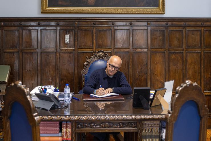 Retratos a Manuel Baltar (Presidente dá Deputación Ourense) non seu despacho.. ALBERTE PAZ/DEPUTACIÓN DE OURENSE / Europa Press