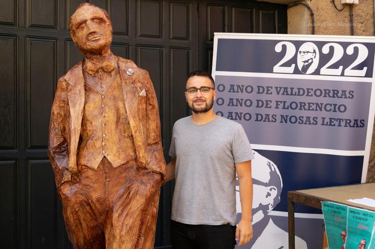 Jorge Moral en Córgomo cunha escultura de Florencio Delgado Gurriarán obra de Anxo Baranga. Foto cedida. 