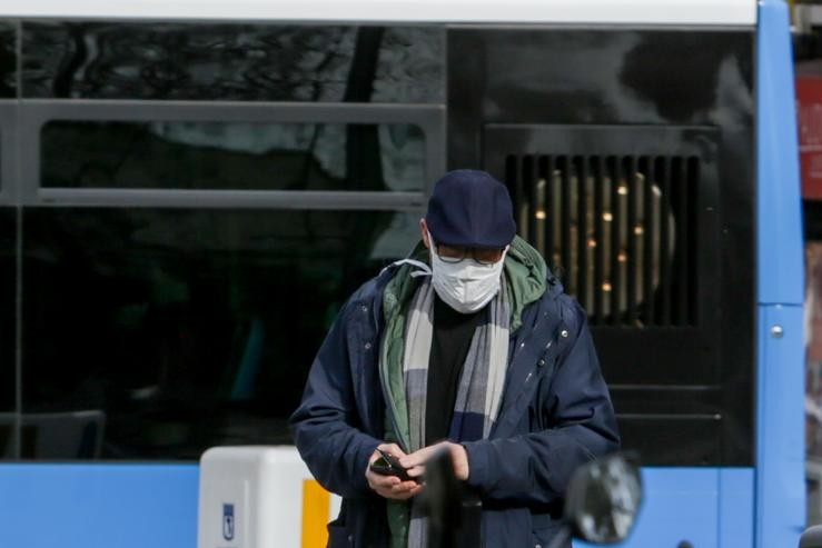 Arquivo - Un home leva máscara para protexerse do coronavirus nunha rúa de Madrid, a 11 de marzo de 2020.. Ricardo Rubio - Europa Press - Arquivo / Europa Press