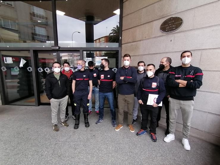 Integrantes do SPEIS ás portas do Concello de Narón / Europa Press