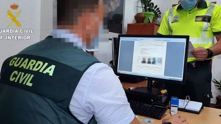 Dous detidos por presentarse ao exame de recuperación de puntos do carné de conducir finxindo ser outra persoa. GARDA CIVIL