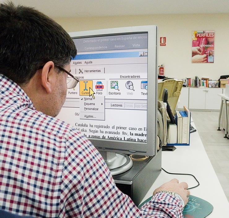 Empregado con discapacidade nunha empresa 