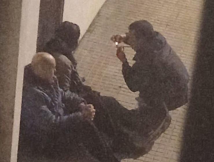 Consumo de drogas na vía pública do barrio coruñés do Castrillón/Imaxe cedida polos veciños