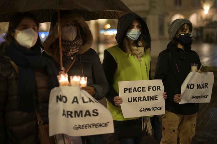 Un grupo de persoas durante unha Vixilia pola paz convocada por Greenpeace, na Praza de María Pita da Coruña, a 10 de marzo de 2022, na Coruña. M. Dylan - Europa Press / Europa Press