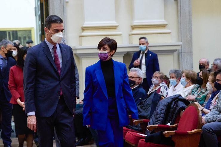 A ministra de Política Territorial e Portavoz do Goberno, Isabel Rodríguez, e o presidente do Goberno, Pedro Sánchez, á súa chegada ao acto institucional de homenaxe ás vítimas do terrorismo na Real Academia de Belas Artes de San Fernando.. Jesús Hellín - Europa Press 