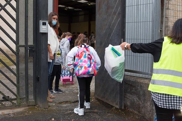 Arquivo - Varios nenos e nenas de primaria entran ao CEIP Manuel Mallo de Nadela.. Carlos Castro - Europa Press - Arquivo 