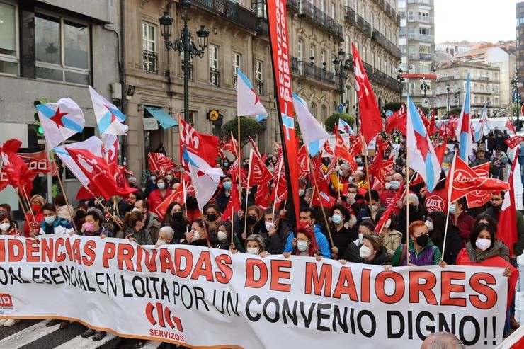 Manifestación de traballadoras de residencias de maiores privadas e centros de día de Galicia, nas rúas do centro de Vigo, para denunciar as súas condicións laborais e o bloqueo na negociación do convenio.. CIG VIGO / Europa Press
