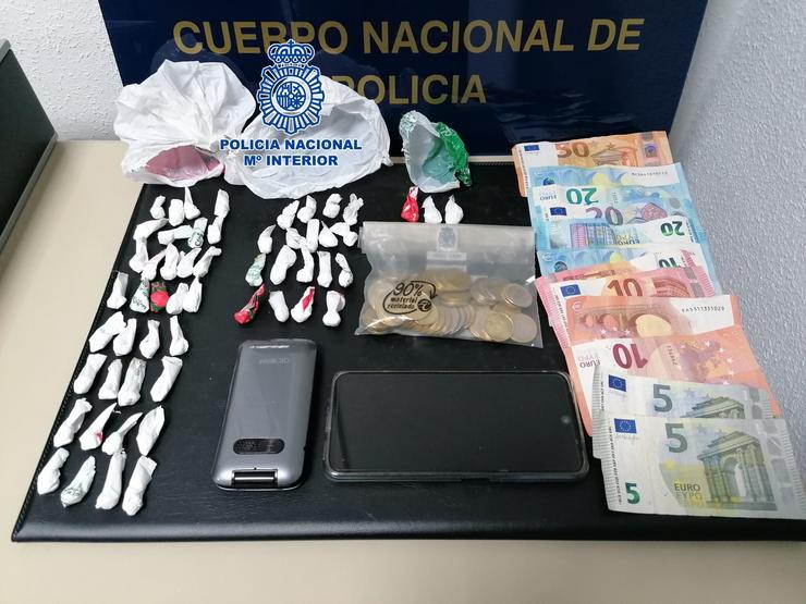 Envoltorios de cocaína, diñeiro e outros efectos intervidos a unha muller de 67 anos, detida por tráfico de drogas en Pontevedra.. POLICÍA NACIONAL / Europa Press