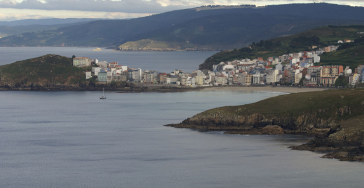 Malpica de Bergantiños co Monte Neme ao fondo onde se instalará unha gran proxecto eólico 