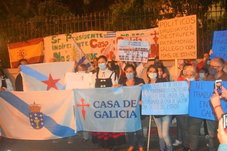 Ana Miranda xunto aos afectados polo peche da Casa de Galicia de Montevideo, en Uruguai. BNG