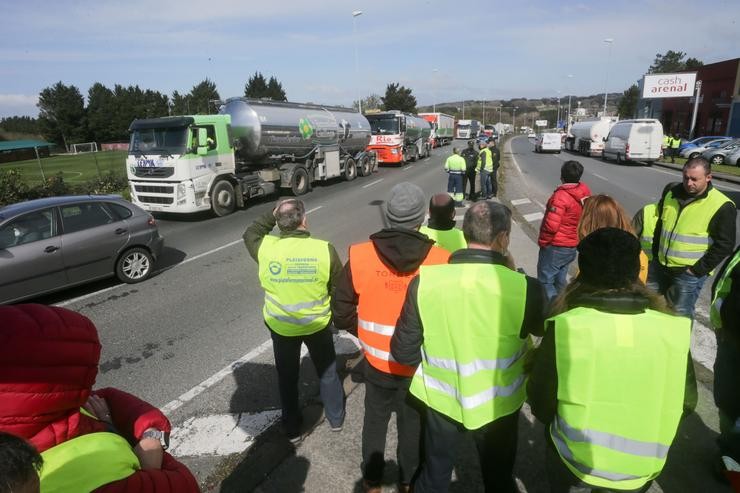 Varios transportistas participan nunha folga indefinida do transporte de mercadorías, no Polígono de Ou Ceao, a 14 de marzo de 2022, en Lugo, Pontevedra (España). O paro, convocado a nivel nacional pola Plataforma para a Defensa do Sector de Tran. Carlos Castro - Europa Press