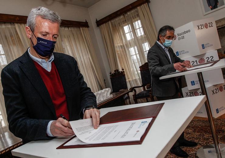 O vicepresidente primeiro da Xunta, Alfonso Rueda, na firma do convenio / Xunta de Galicia.