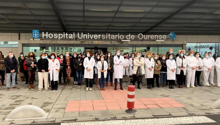Concentración en Ourense en repulsa polo bombardeo de hospitais e centros de saúde en Ucraína.. ÁREA SANITARIA DE OURENSE / Europa Press