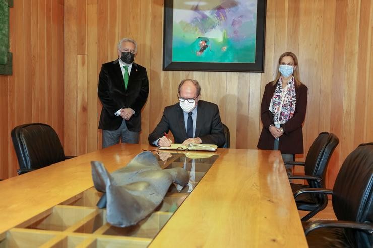 O defensor do Pobo, Ángel Gabilondo, firma no libro de Ouro do Parlamento de Galicia, en presenza do seu presidente, Miguel Santalices, e da valedora do Pobo, Dores Fernández Galiño. LUÍS POLO