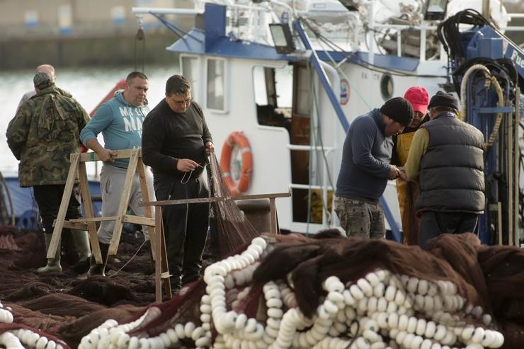 Varios pescadores nun barco no porto de Celeiro, a 8 de marzo de 2022, en Viveiro, Lugo, Galicia (España). A frota de Celeiro, no municipio lucense de Viveiro, iniciou un amarre parcial debido á subida do prezo do gasoil derivada da. Carlos Castro - Europa Press 