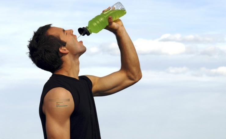 Imaxe dun deportista consumindo bebida enerxética