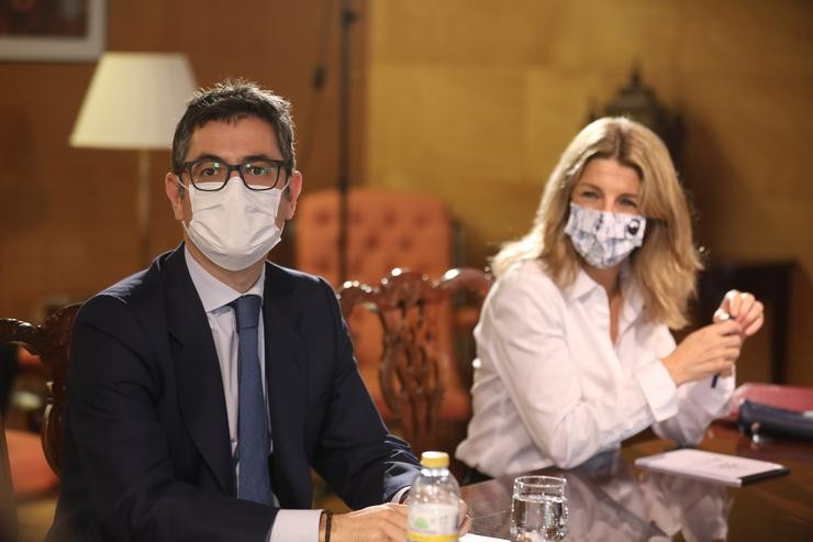 O ministro da Presidencia, Félix Bolaños e a vicepresidenta segunda e ministra de Traballo, Yolanda Díaz, durante unha reunión con representantes do Grupo Parlamentario Popular, no Congreso dos Deputados, a 16 de marzo de 2022, en Madrid (España. Isabel Infantes - Europa Press