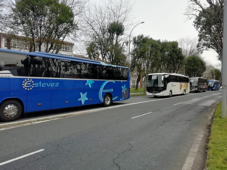 Máis de 50 autobuses concéntranse ante a Xunta para denunciar o "oligopolio" de Monbus, que "incumpre" o licitado / Europa Press