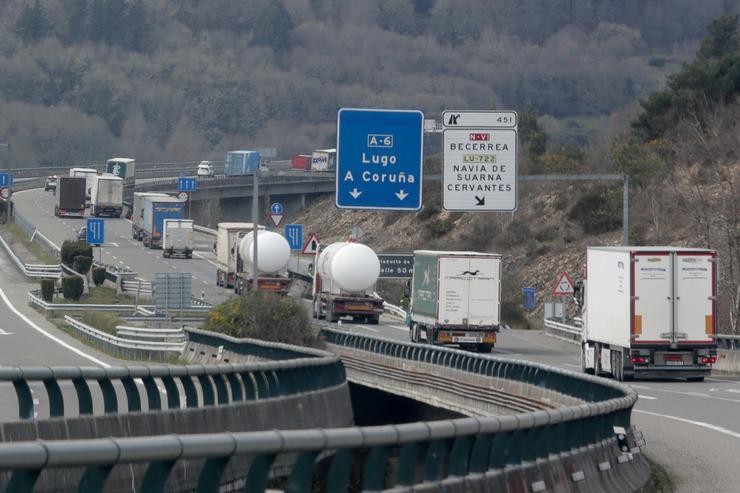 Cola de camións pola A6 en dirección A Coruña, durante o cuarto día de paros no sector dos transportes, a 17 de marzo de 2022,. Carlos Castro - Europa Press