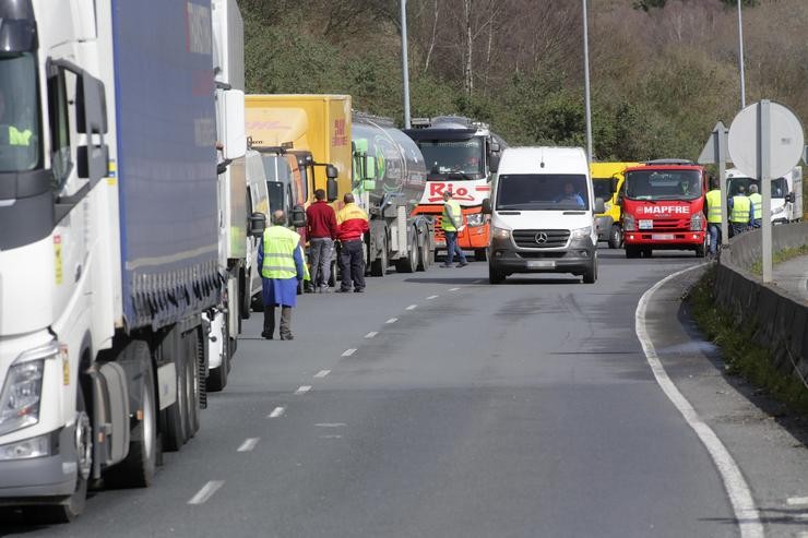 Varios camións parados na beiravía nun dos accesos ao Polígono do CEAO, nunha folga indefinida do transporte de mercadorías / Europa Press