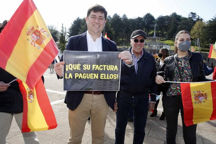 Varios manifestantes, con bandeiras de España e pancartas, na protesta baixo a lema 'Que paguen eles', a 19 de marzo de 2022, en Vigo, Pontevedra. Javier Vázquez - Europa Press 