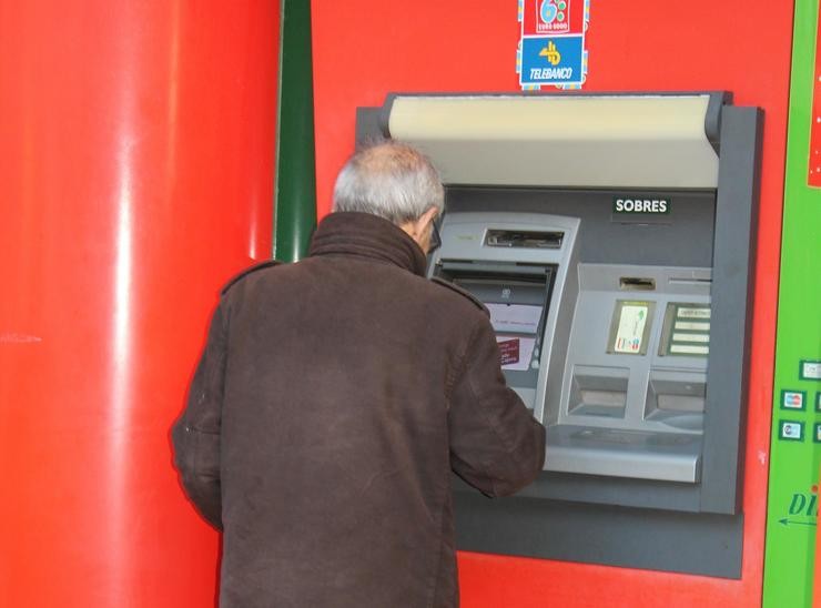Un usuario utiliza un caixeiro automático 