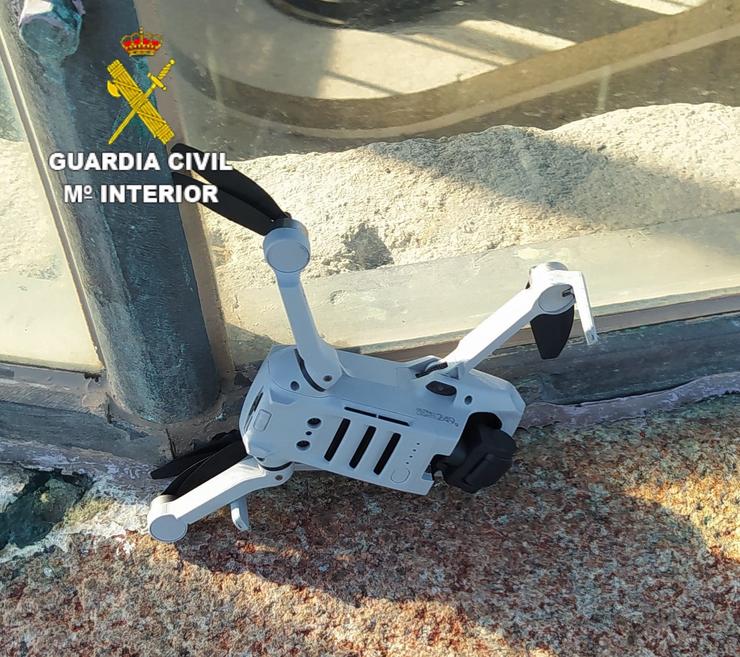 Dron interceptado pola Garda Civil que chocou contra o faro da Torre de Hércules na Coruña.. GARDA CIVIL 