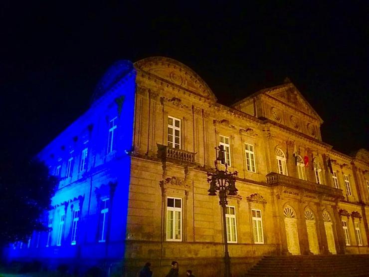 A Deputación de Pontevedra ilumina a súa fachada coas cores da bandeira de Ucraína. DEPUTACIÓN DE PONTEVEDRA