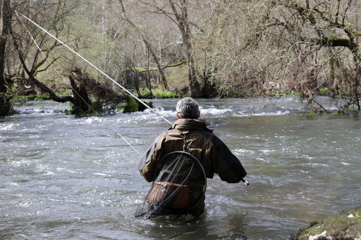 Un pescador, lanza a cana no río Asma, en Chantada, durante o primeiro día de tempada de pesca fluvial, a 20 de marzo de 2022, en Lugo. Carlos Castro - Europa Press