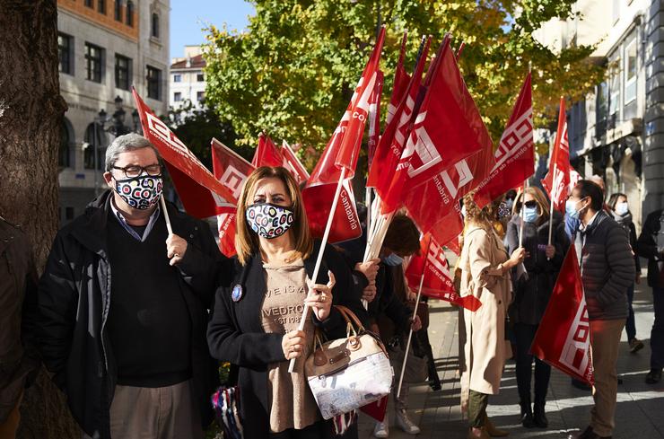 Varias persoas sosteñen bandeiras de CCOO durante unha concentración nunha imaxe de arquivo.. Juan Manuel Serrano Arce - Europa Press - Arquivo 