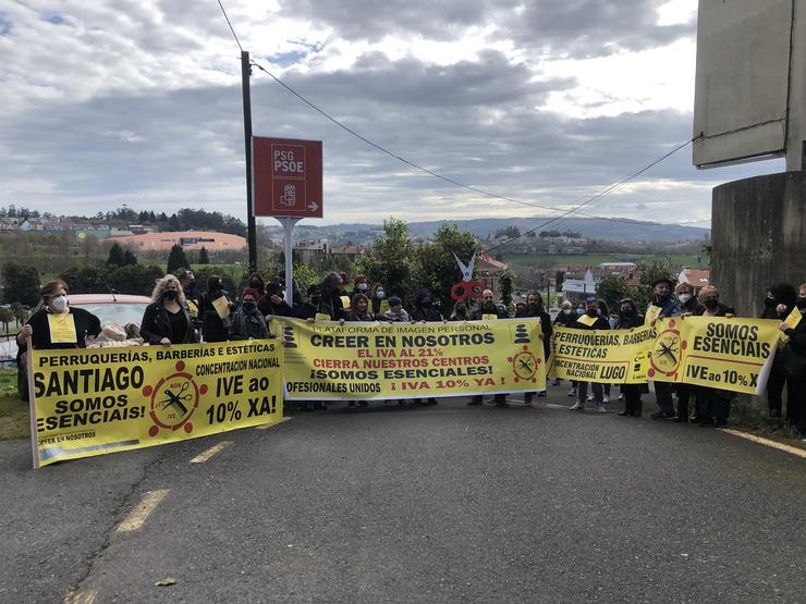 Protesta de persoas do sector da beleza diante da sede do PSOE en Santiago. 