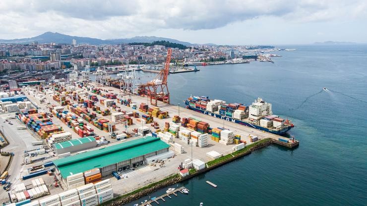 Vista aérea da terminal de colectores do Porto de Vigo 