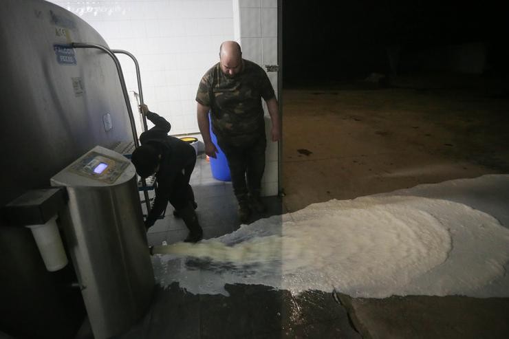 Un gandeiro verte o leite ao chan despois de que a industria láctea teña que parar a súa actividade a partir de hoxe, a 17 de marzo de 2022, en Vilela, Outeiro de Rei, Lugo, Galicia (España). A industria láctea para a súa actividade ao non poder contar con in. Carlos Castro - Europa Press / Europa Press