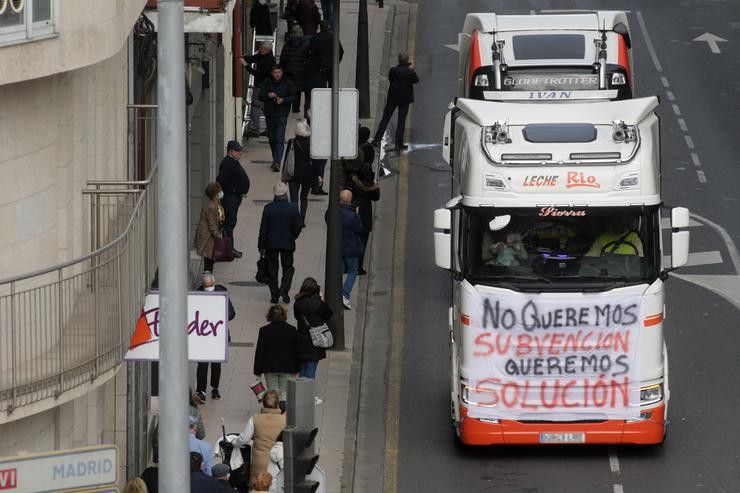 Unha fila de camións entran no centro de Lugo pola Avenida dá Coruña, nunha marcha lenta que saíu desde o polígono das Gándaras para pasar por varias localizacións do centro da cidade, durante o noveno día de paro nacional de transport. Carlos Castro - Europa Press / Europa Press