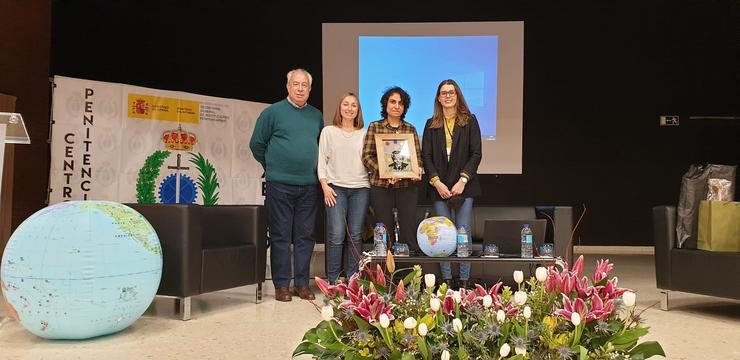 A refuxiada afgá Nadia Ghulam durante unha charla no centro penal de Teixeiro / Delegación do Goberno.