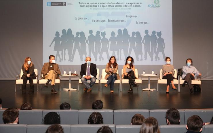 A alcaldesa da Coruña, Inés Rei, mantén un encontro con alumnos. CONCELLO DA CORUÑA / Europa Press