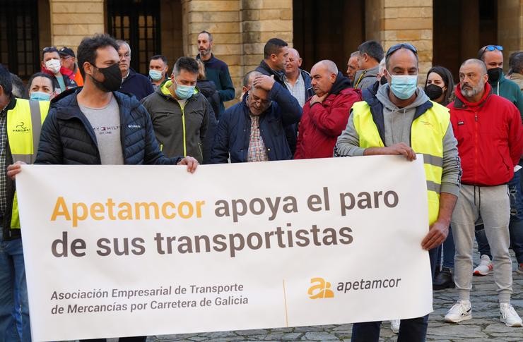 Asociados de Apetamcor, principal asociación que secunda os paros do transporte en Galicia, concéntranse ás portas do Concello de Santiago, onde tivo lugar unha protesta que tamén se replicou en Ourense, Lugo e Pontevedra. ÁLVARO BALLESTEROS