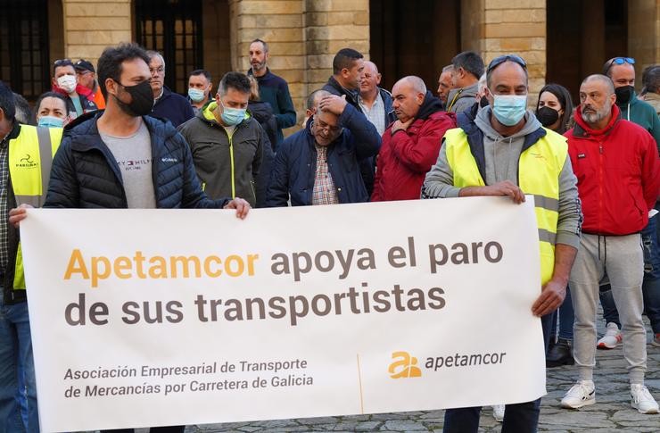 Asociados de Apetamcor, principal asociación que secunda os paros do transporte en Galicia, concéntranse ás portas do Concello de Santiago, onde tivo lugar unha protesta que tamén se replicou en Ourense, Lugo e Pontevedra. ÁLVARO BALLESTEROS 