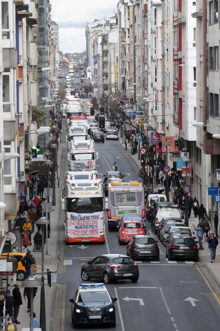 Unha fila de camións entran no centro de Lugo pola Avenida dá Coruña, nunha marcha lenta que saíu desde o polígono das Gándaras para pasar por varias localizacións do centro da cidade, durante o noveno día de paro nacional de transport. Carlos Castro - Europa Press